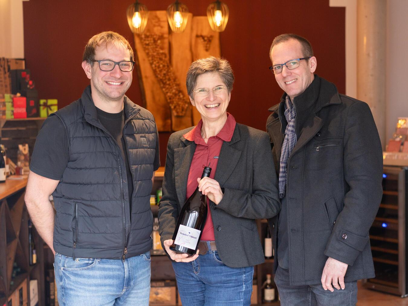 Gianluca Antoniazzi (l.), Dr. Anke Schirocki und Marcus Trappe tauschen sich über Themen der Zusammenarbeit aus.Foto: Agrobusiness Niederrhein