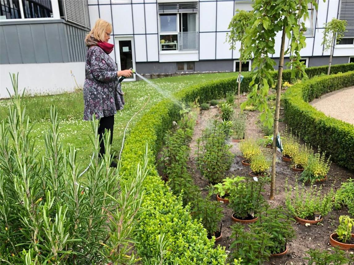 Gießen gehört auch dazu an der neuen Anlage in Elten. Foto: privat