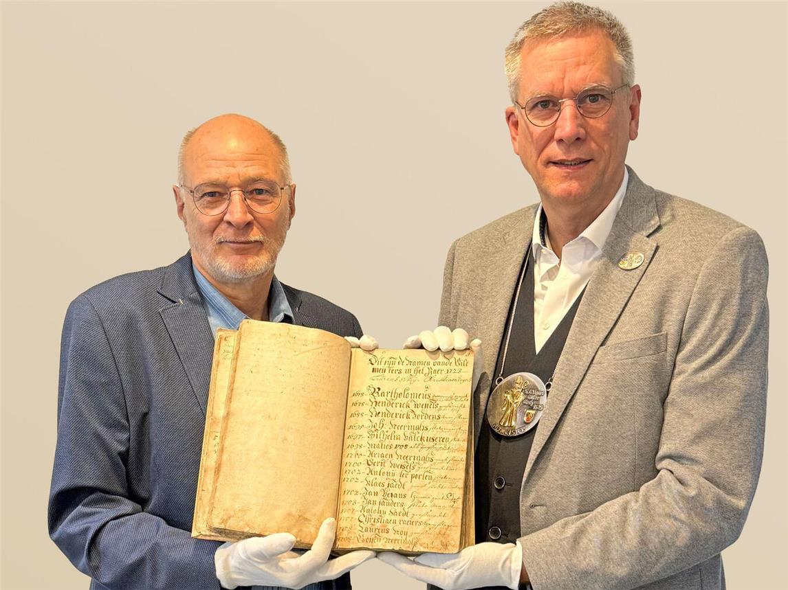 Gildemeister Heinrich Weßels (l.) und Altmeister René Gravendyk mit dem Gildebuch von 1723. Foto: St. Eligius-Gilde Goch