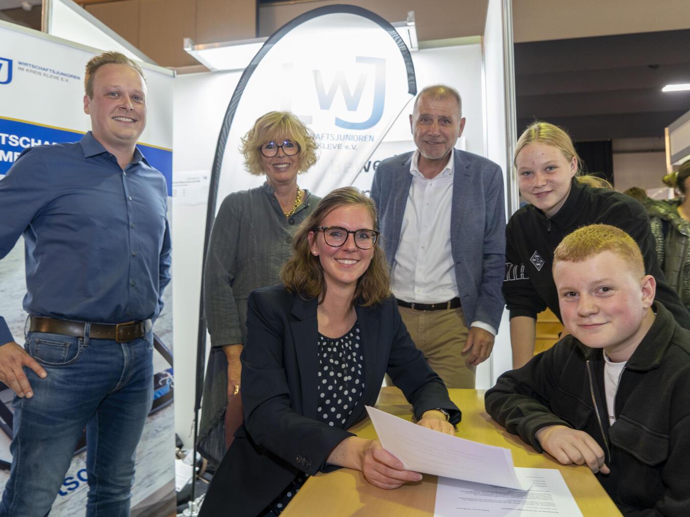 Gina Heimroth (vorne Mitte) und Steffen Kunz (l.) von den Wirtschaftsjunioren im Kreis Kleve optimierten im Beisein von Bürgermeisterin Britta Schulz und Wirtschaftsförderer Bruno Ketteler professionell die Bewerbungsunterlagen von Jonah Sauerwein und Katharina Janssen (1.u.2.v.r.). Foto: Gerhard Seybert /Wfg Kalkar