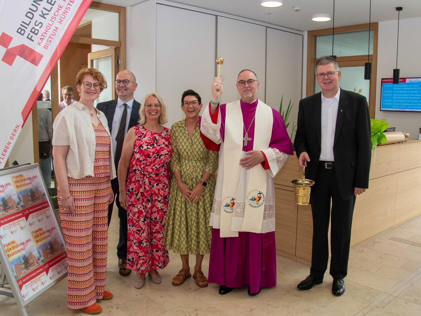 Gingen bei der Eröffnung des Forums durch alle Räume, um sie mit Weihwasser zu besprengen (v.l.): Dr. Andrea Spans, Patrick de Vries, Kirsten Lommen, Judith Henke-Imgrund, Weihbischof, Rolf Lohmann und Propst Johannes Mecking. Foto: Bischöfliche Pressestelle/ Christian Breuer