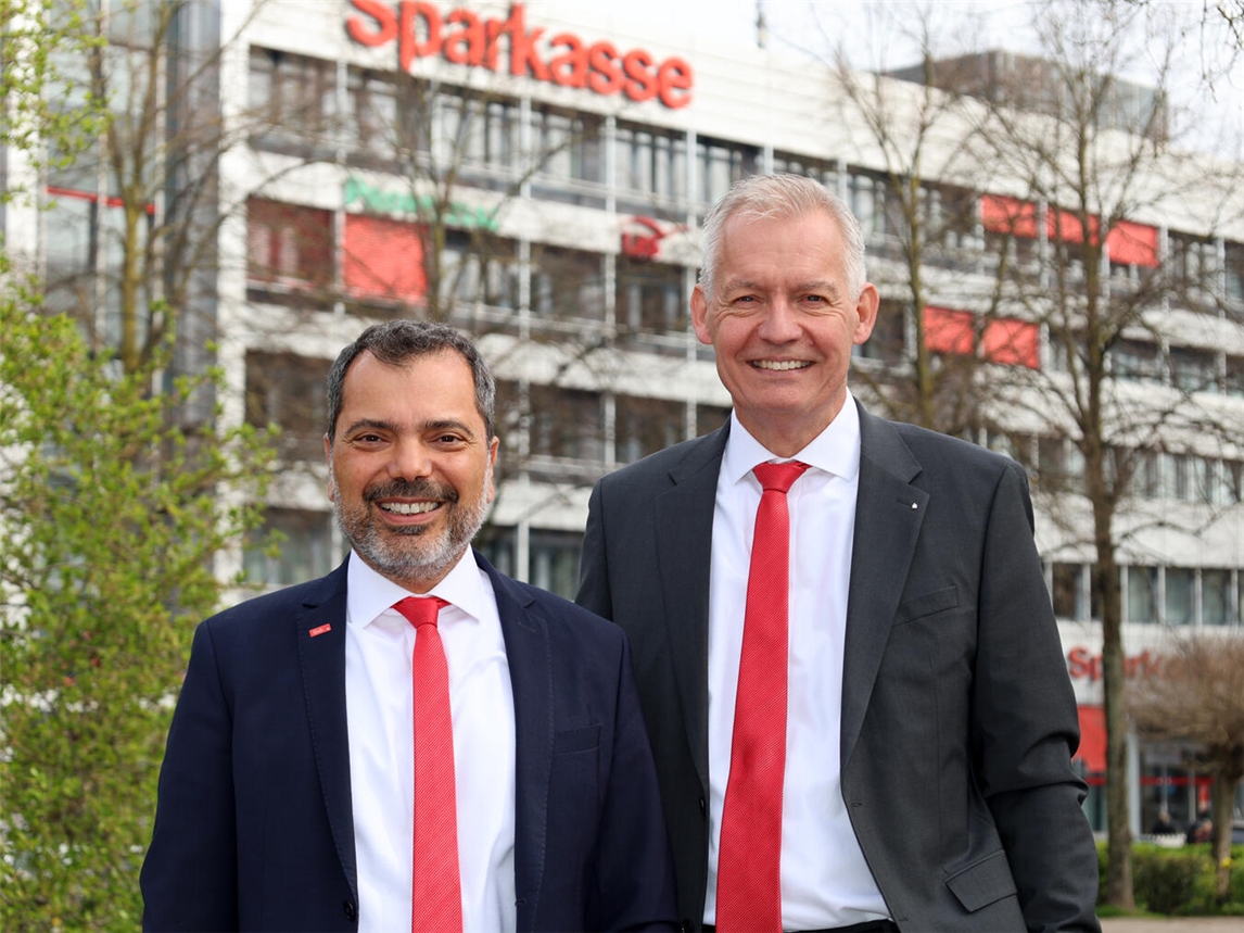Giovanni Malaponti (l.) und Bernd Zibell blicken zufrieden auf das Geschäftsjahr 2025 der Sparkasse am Niederrhein zurück.Foto: Sparkasse am Niederrhein