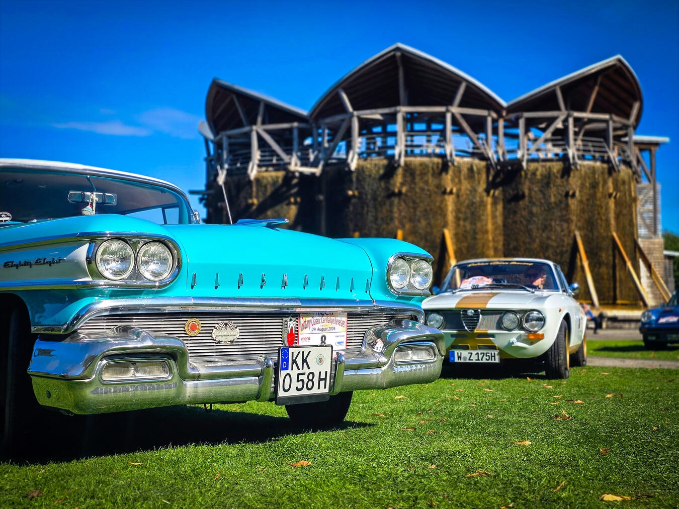 "Oldtimer auf der Rotary Classic Car Rallye in Kevelaer, glänzender Lack und poliertes Chrom, Foto von Gerhard Seybert"