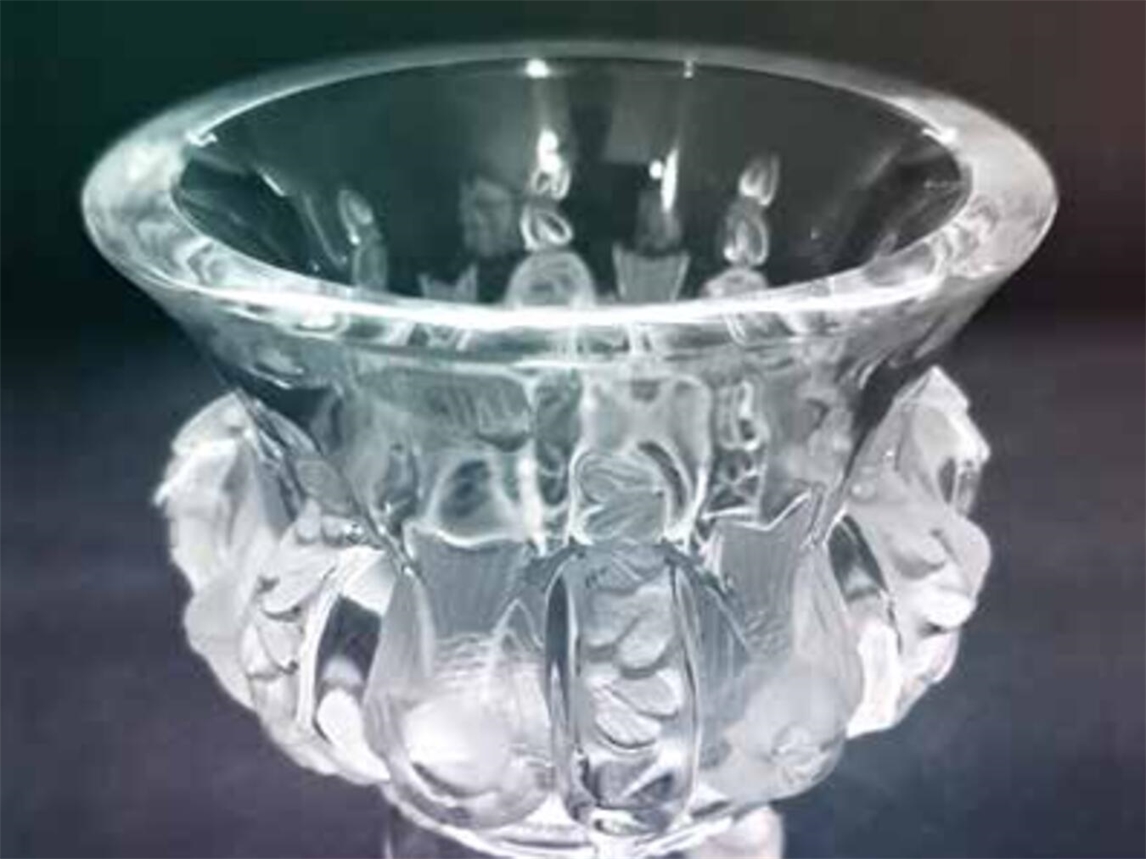 "Lalique Glaskunst: Vasen, Schalen und Figuren im Haus Ingenray ausgestellt"