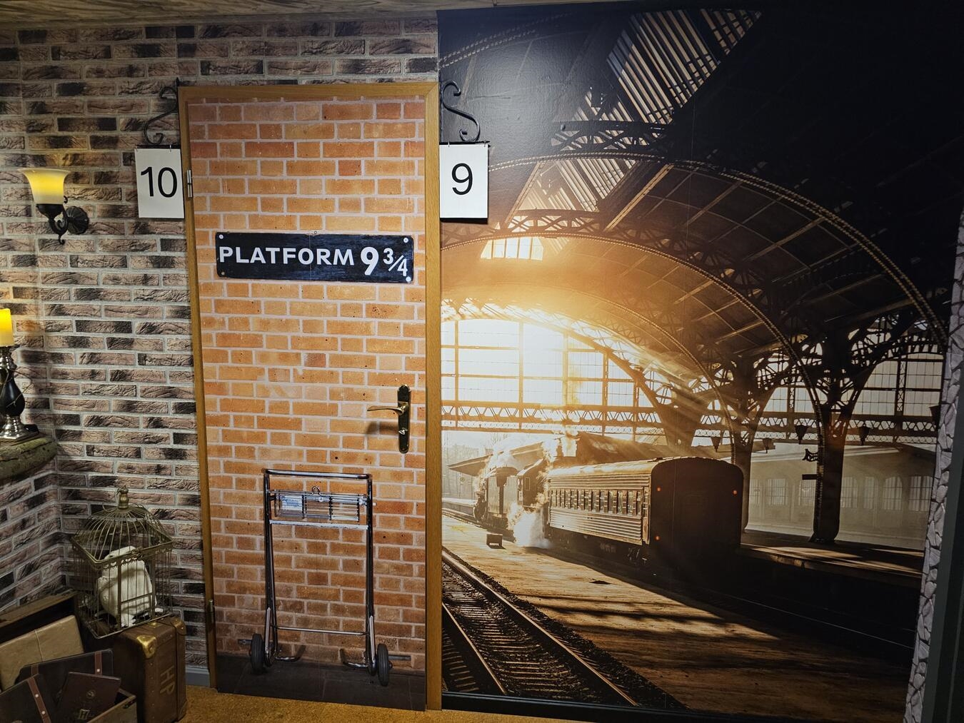 Eine magische Welt mitten in Wemb Alt-Tag: "Gleis 9¾ Schild am Bahnhof, inspiriert von Harry Potter, mit nostalgischem Charme und magischer Atmosphäre"