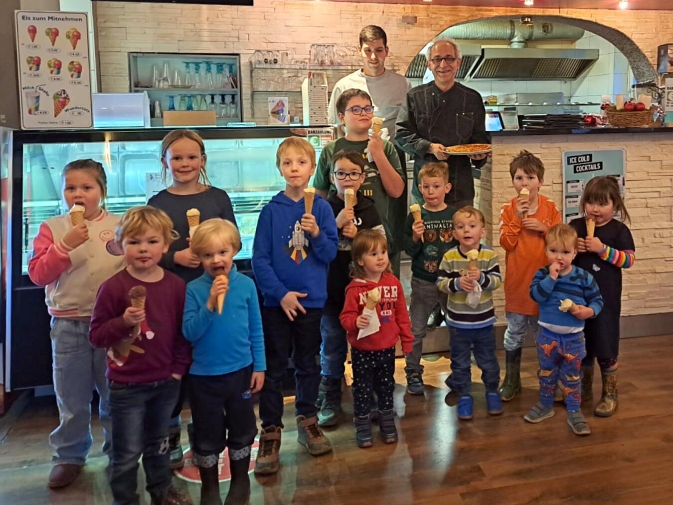 Glückliche Gesichter: Nach erfolgreichem Pizzabacken genießen die kleinen Meisterbäcker gemeinsam ihr wohlverdientes Eis – ein unvergesslicher Tag in Feyro’s Pizzeria. Foto: Arenacum