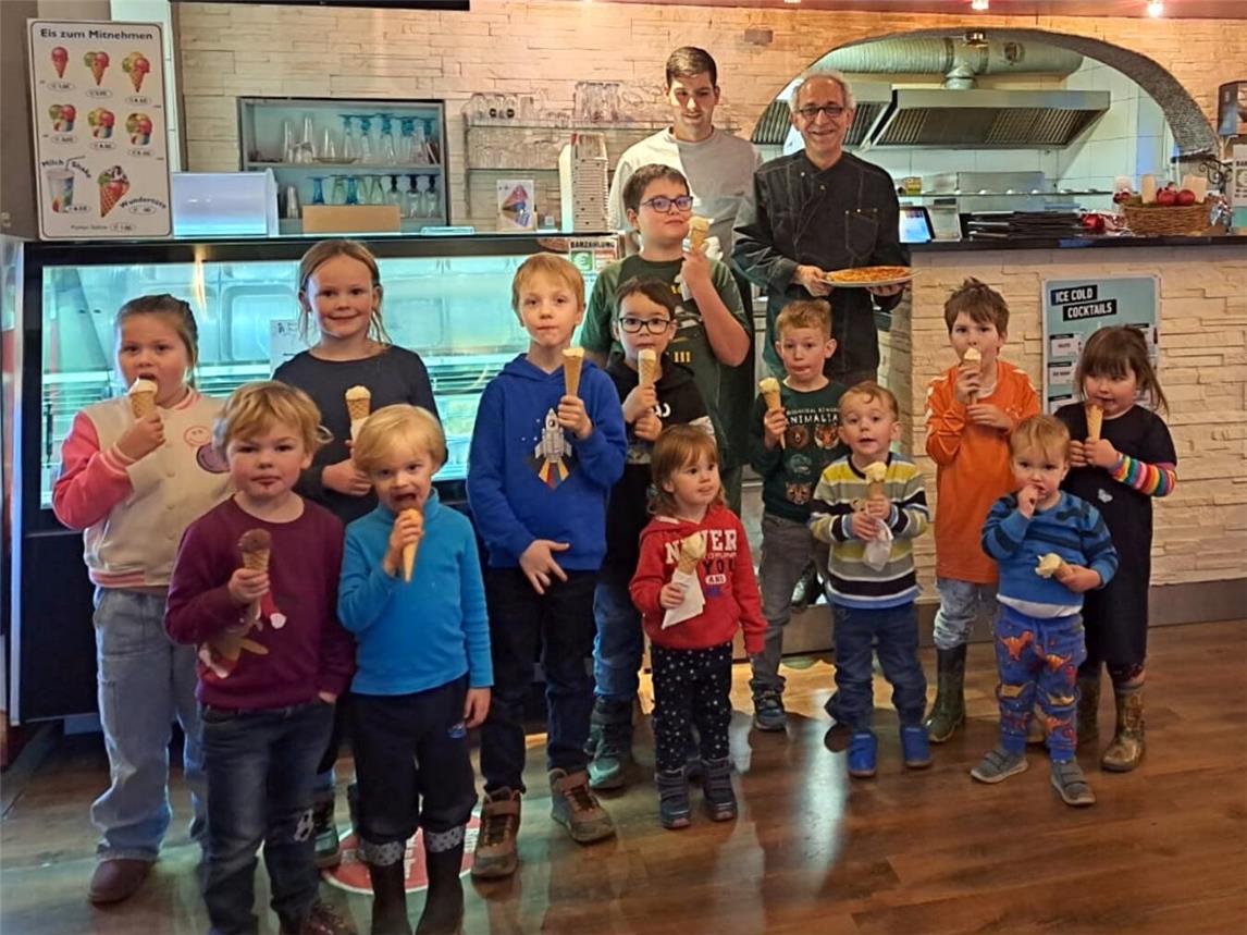 Glückliche Gesichter: Nach erfolgreichem Pizzabacken genießen die kleinen Meisterbäcker gemeinsam ihr wohlverdientes Eis – ein unvergesslicher Tag in Feyro’s Pizzeria. Foto: Arenacum