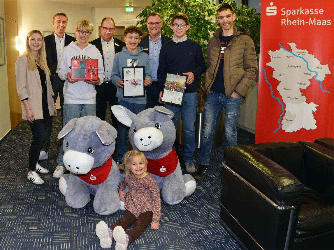 Glückliche Gewinner mit Wilfried Röth (2.v.l., Vorstandsvorsitzender)), Andreas Meder (4.v.l., stv. Vorstandsmitglied), Karoline Pesnjak (1.v.l., Organisatorin Weltsparwoche) und Uwe Merling (3.v.r.,Leiter Marktbereich Kleve). Foto: Sparkasse Rhein-Maas