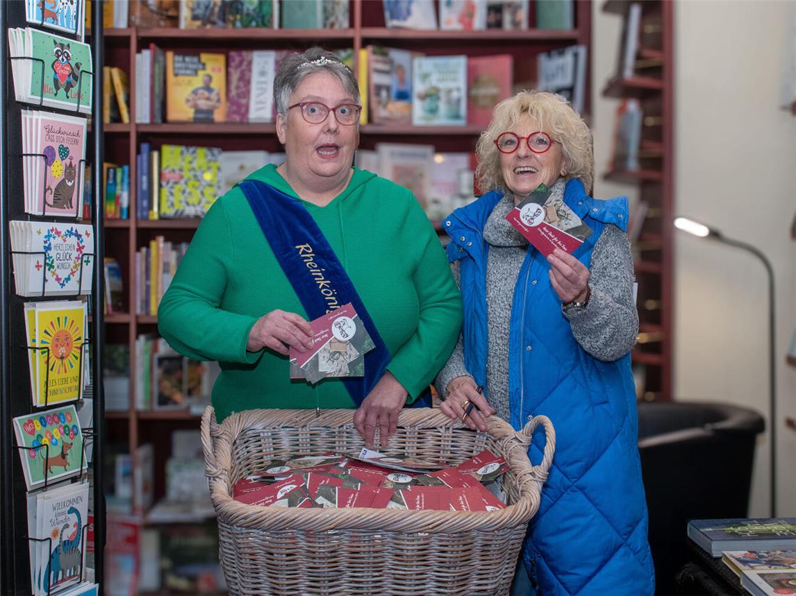 „Glücksfee“ Jutta Green (l.) und Renate Bartmann bei der Ziehung der Gewinner. NN-Foto: Gerhard Seybert