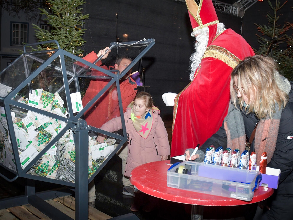 Glücksfee Luna half dem Nikolaus am Samstag bei der Ziehung. NN-Foto: Gerhard Seybert