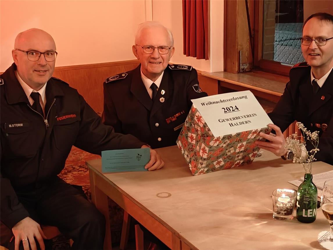 „Glücksfee“ und Ehrenwehrführer Theo Overkamp (M.) mit Löschzugführer Matthias Storm (l.) und Marco Cornelißen (r.) von der Feuerwehr Haldern. Foto: privat