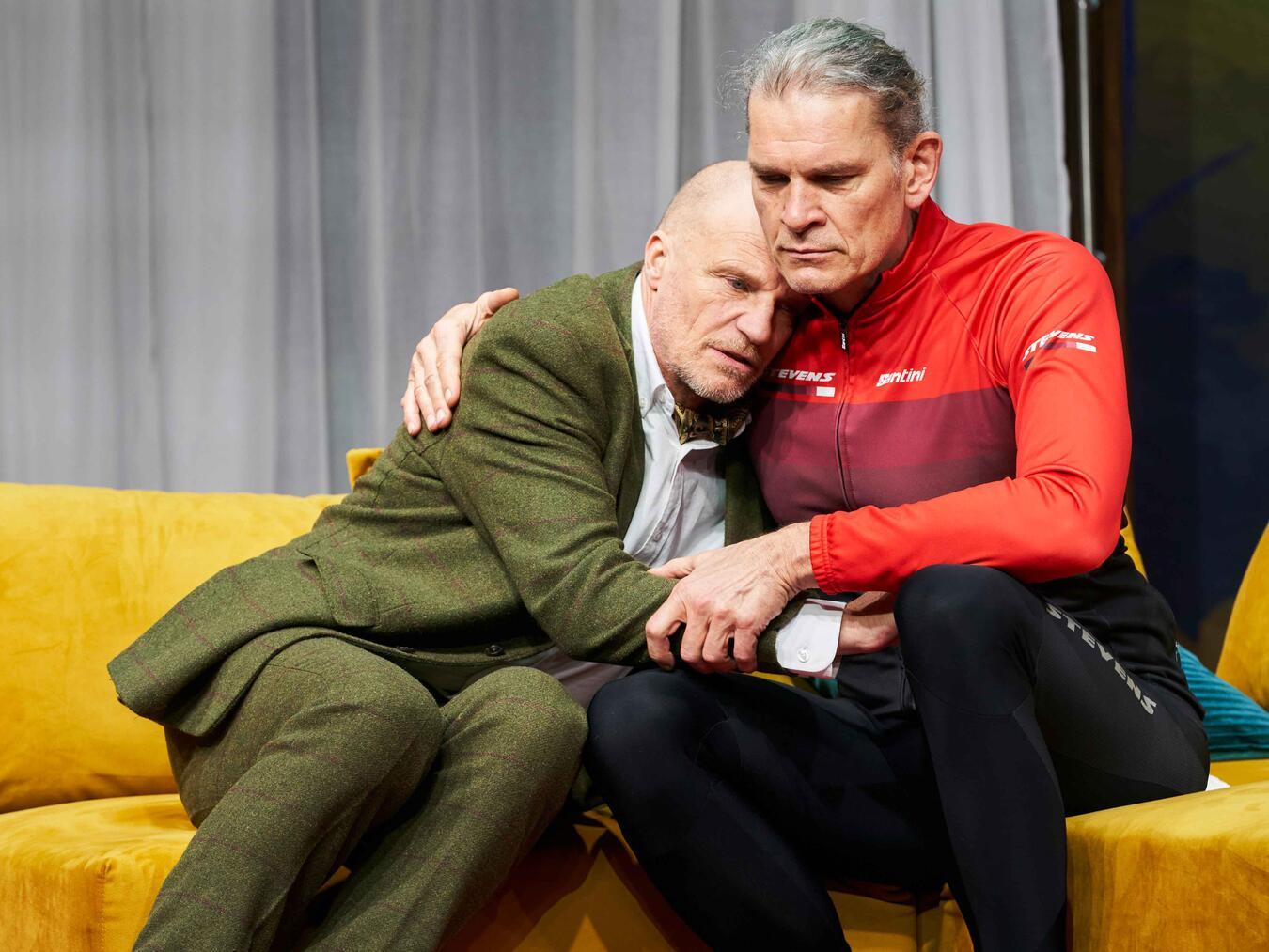 Götz Otto (r.) in „Es ist nur eine Phase, Hase“. Foto: Oliver Fantitsch