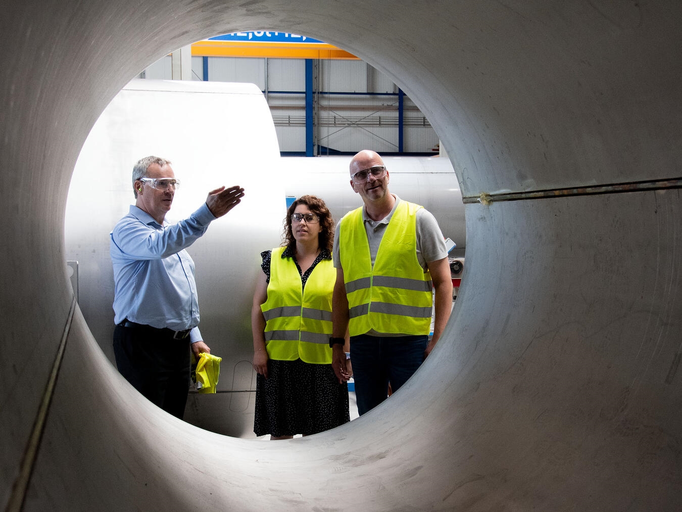 "GOFA CEO Thilo Wenath mit Annika Cleve und Bürgermeister Stephan Luyven, Foto von Torsten Matenaers"