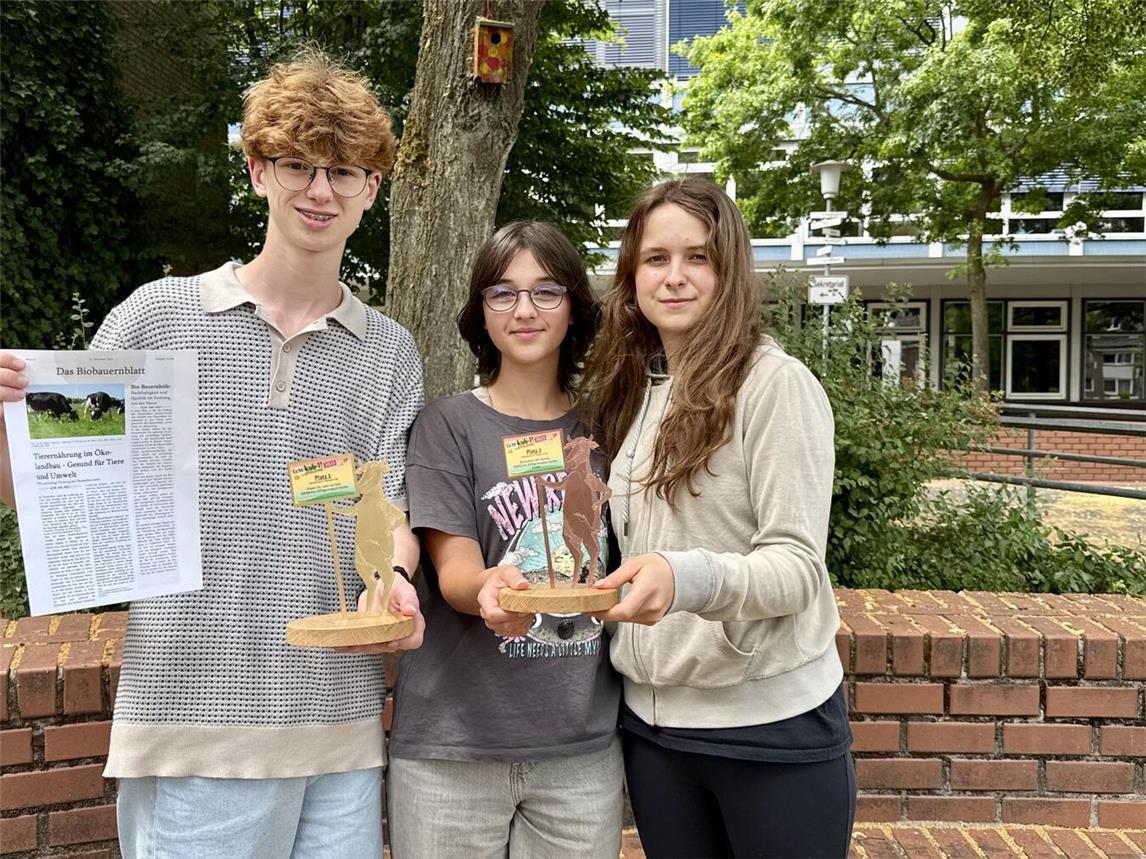 Gold-Sieger Leon van Holt und die Bronze-Gewinner Mila Herr und Lenja Kretschmer (v.l.) mit ihren Trophäen. NN-Foto: SP