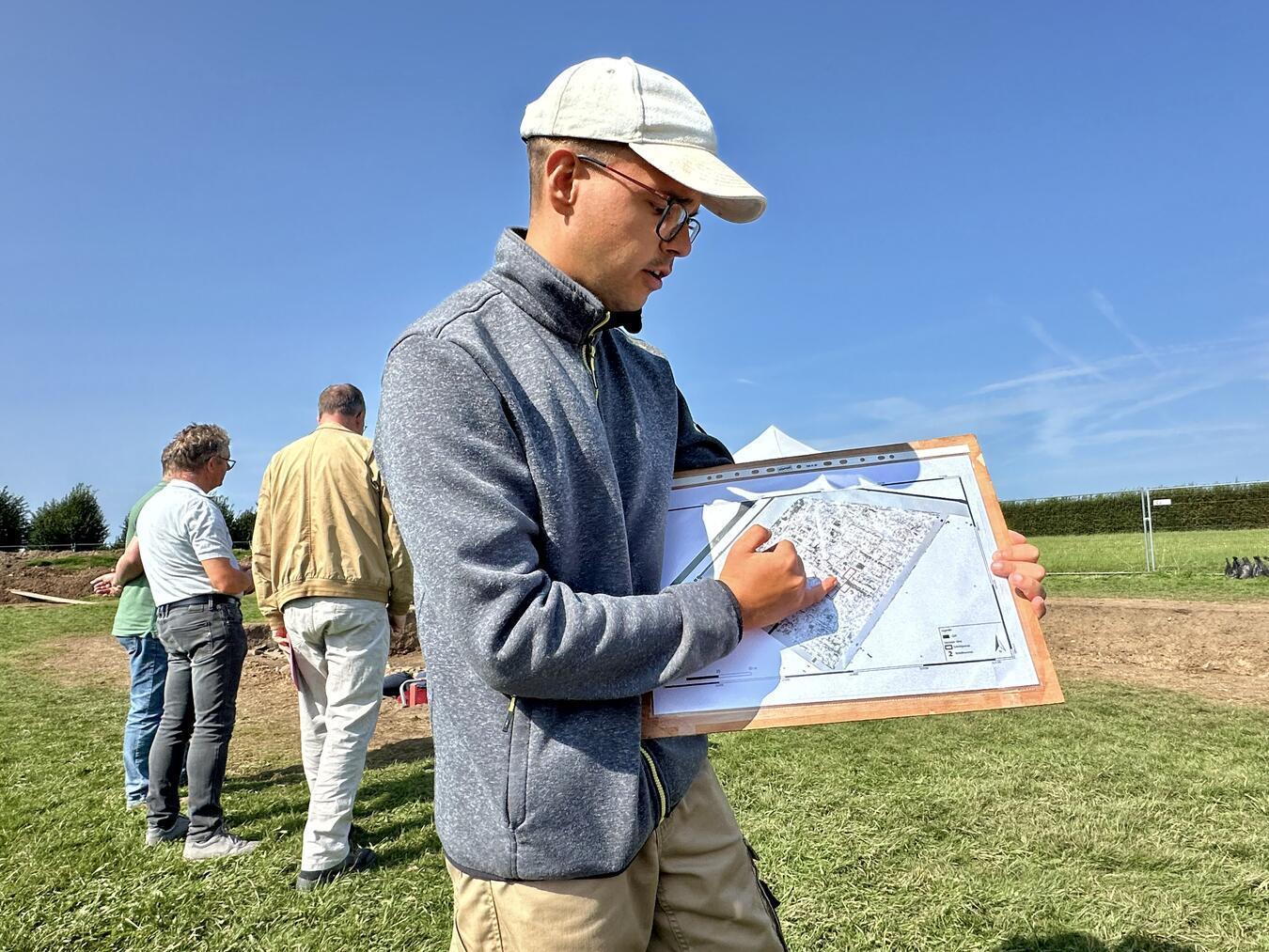 Römische Mauerreste entdeckt Grabungsleiter Merlin Vaupel mit dem geophysikalischen Plan.