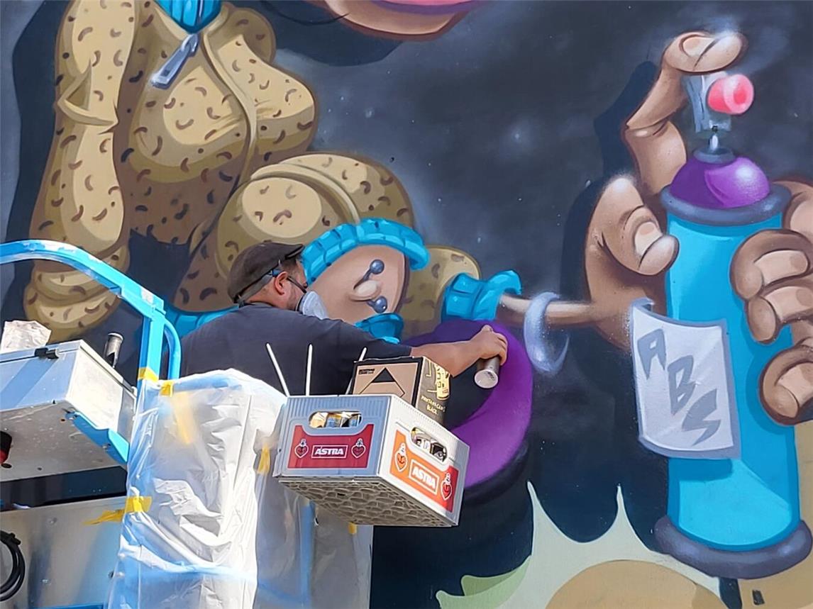 Graffiti-Künstler, Straßenmaler und -musiker locken am Wochenende nicht nur in die Gelderner Innenstadt. NN-Fotos: Michael Bühs, Theo Leie (3)