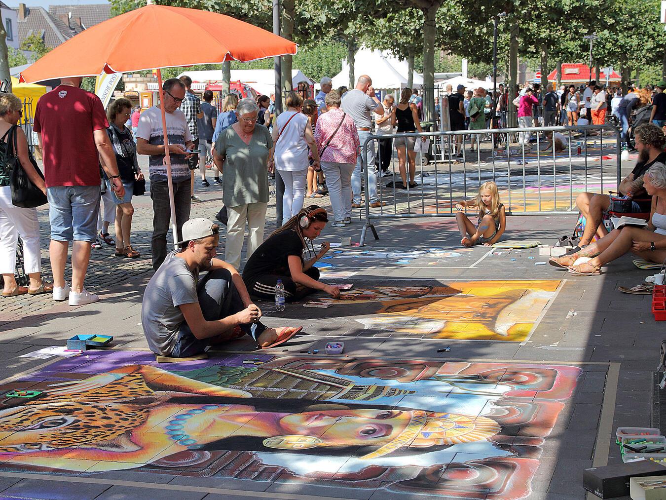 Graffiti-Künstler, Straßenmaler und -musiker locken am Wochenende nicht nur in die Gelderner Innenstadt. NN-Fotos: Michael Bühs, Theo Leie (3)