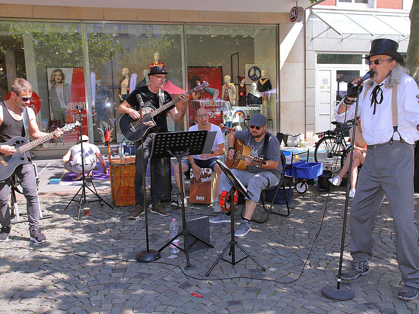 Graffiti-Künstler, Straßenmaler und -musiker locken am Wochenende nicht nur in die Gelderner Innenstadt. NN-Fotos: Michael Bühs, Theo Leie (3)