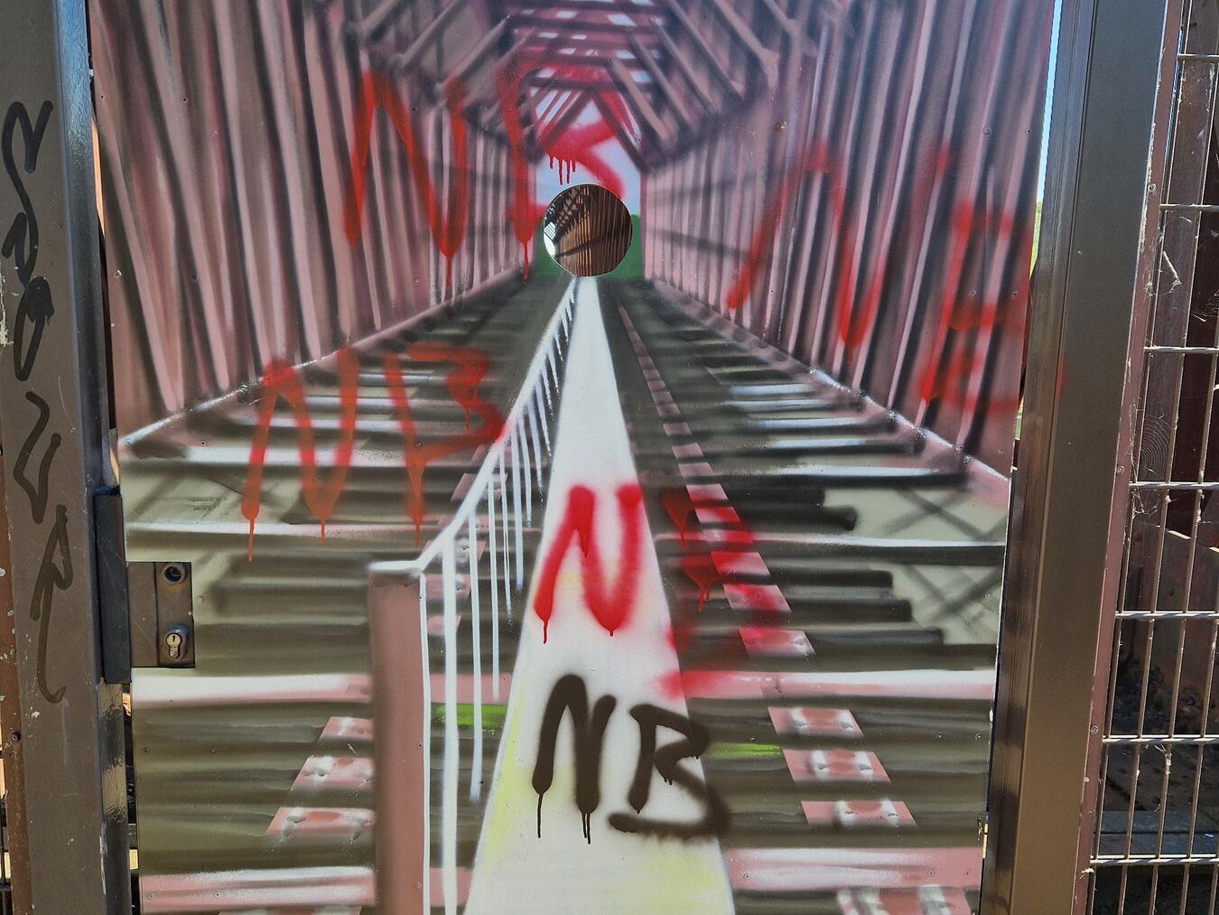 Grafitti am Eingangstor. Foto: Heimatverein