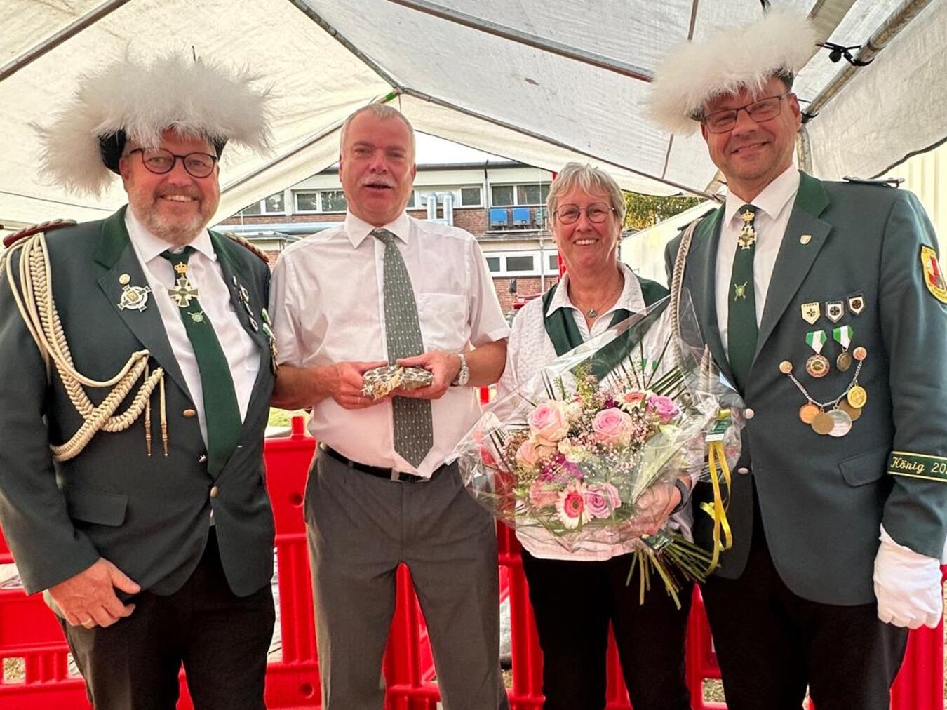 "Königspaar Norbert und Monika Jansen mit Vereinsvorstand in Kranenburg bei der Krönungszeremonie, Gratulation"