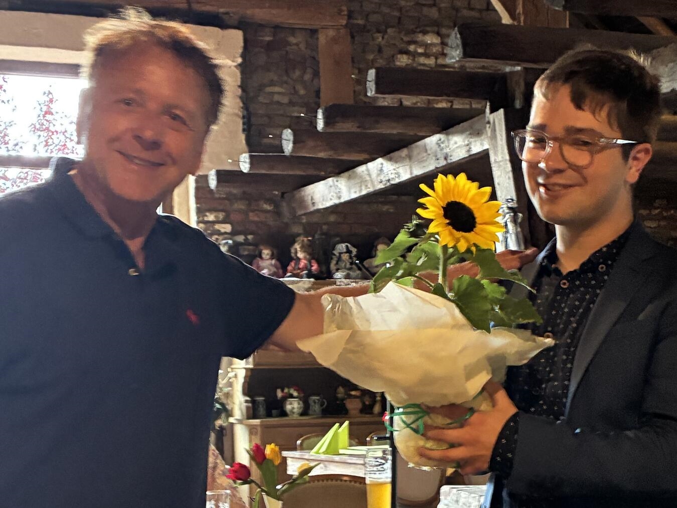 Gratulation durch den Vorsitzenden des Ortsverbands Xanten Dr. Jo Becker (l.) und Juan Marco Polifka Avila (r.). Foto: Grüne