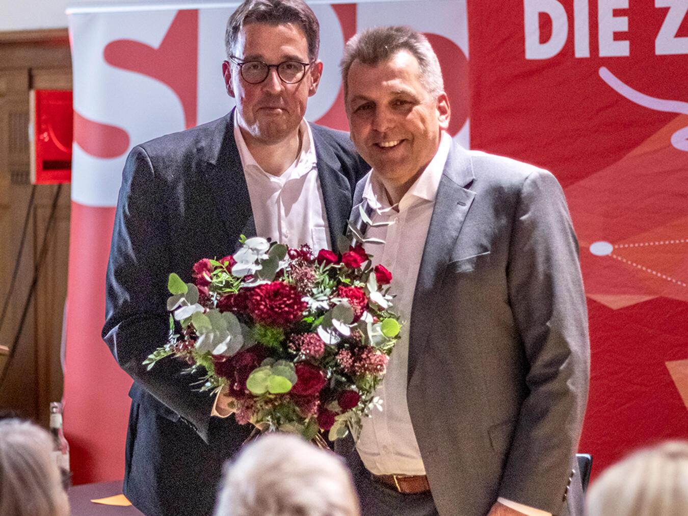 Gratulation: Kreisvorsitzender René Schneider (l.) gratuliert Peter Paic zum einstimmigen Ergebnis. Foto: SPD