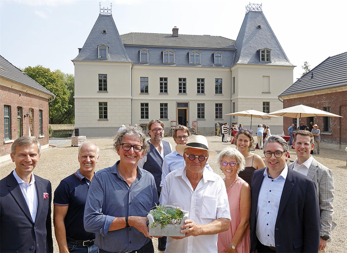 Gruppe bei Pre-Opening: Familie Overlack mit Politikern Rouenhoff, Wolters, Bons und An Mey in Straelen. Foto von Theo Leie.