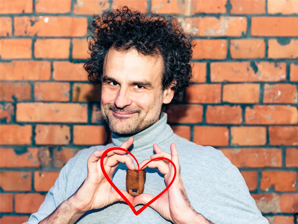 "Gregor Biberacher, Comedian und Liedermacher, Porträt in Haldern. Foto von Samson Völk."