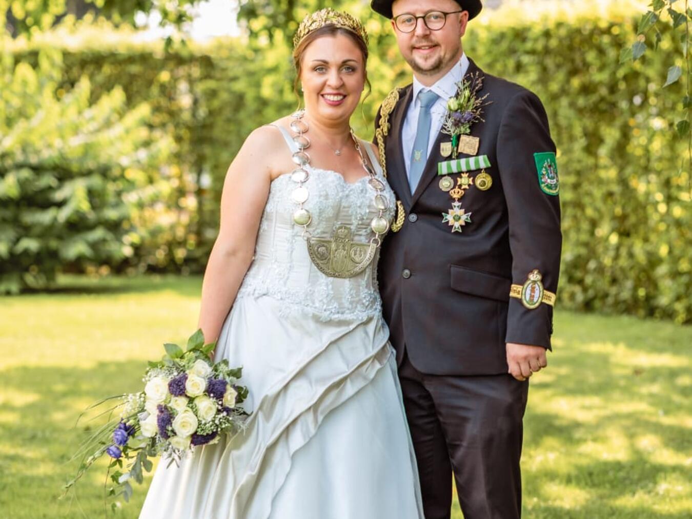 Anne Herbe ist erste Königin
der St. Viktorschützen Grieths neue Königin Anne Herbe mit ihrem Ehemann und König Stephan. Foto: privat