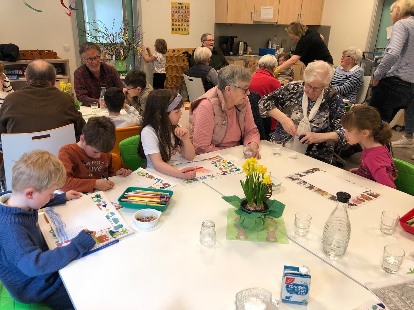 Groß und Klein bastelten gemeinsam Frühlingsblumen. Foto: Awo Kita Kinderburg