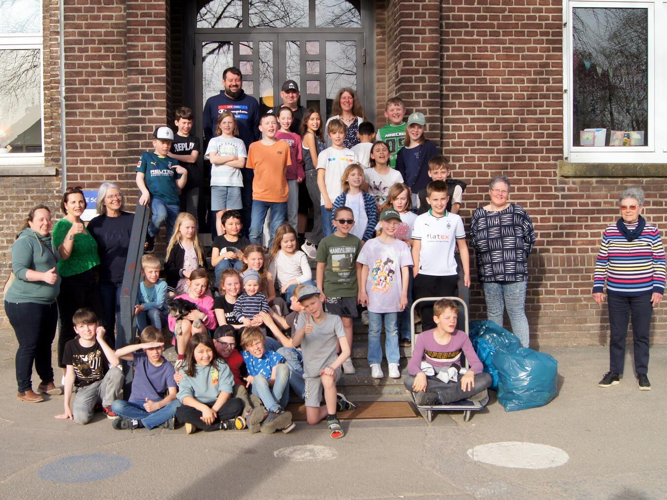 Groß und Klein packten gemeinsam an: Kinder, Eltern, Lehrer, Nabu Naturschutzstation und Arenacum setzten sich für eine saubere Umwelt ein und sammelten fleißig Müll. Foto: Günter Voldenberg