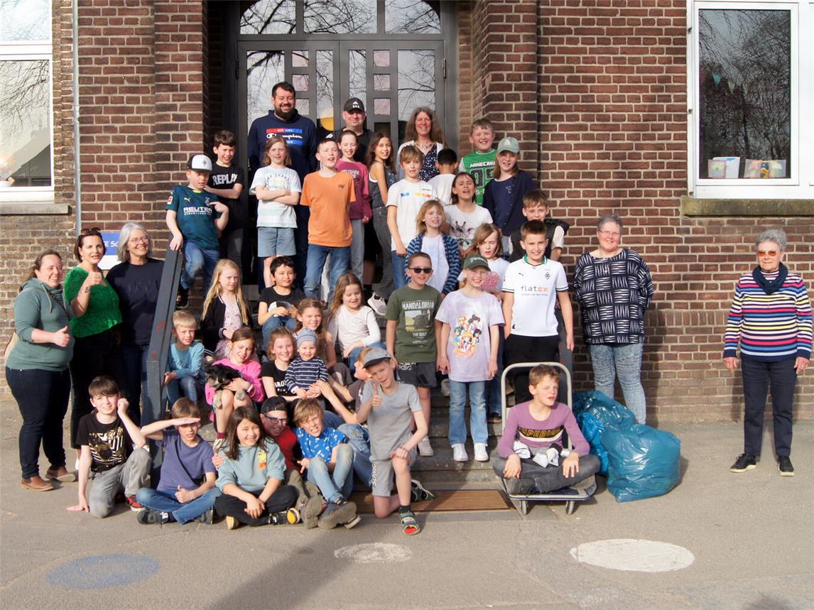 Groß und Klein packten gemeinsam an: Kinder, Eltern, Lehrer, Nabu Naturschutzstation und Arenacum setzten sich für eine saubere Umwelt ein und sammelten fleißig Müll. Foto: Günter Voldenberg