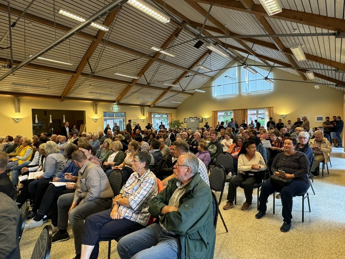 Mit Belegung der Halle ist für Kervenheim Schluss Groß war das Bürger-Interesse an der Informationsveranstaltung der Stadt Kevelaer zur Flüchtlingsunterkunft in Kervenheim. Foto: Stadt Kevelaer