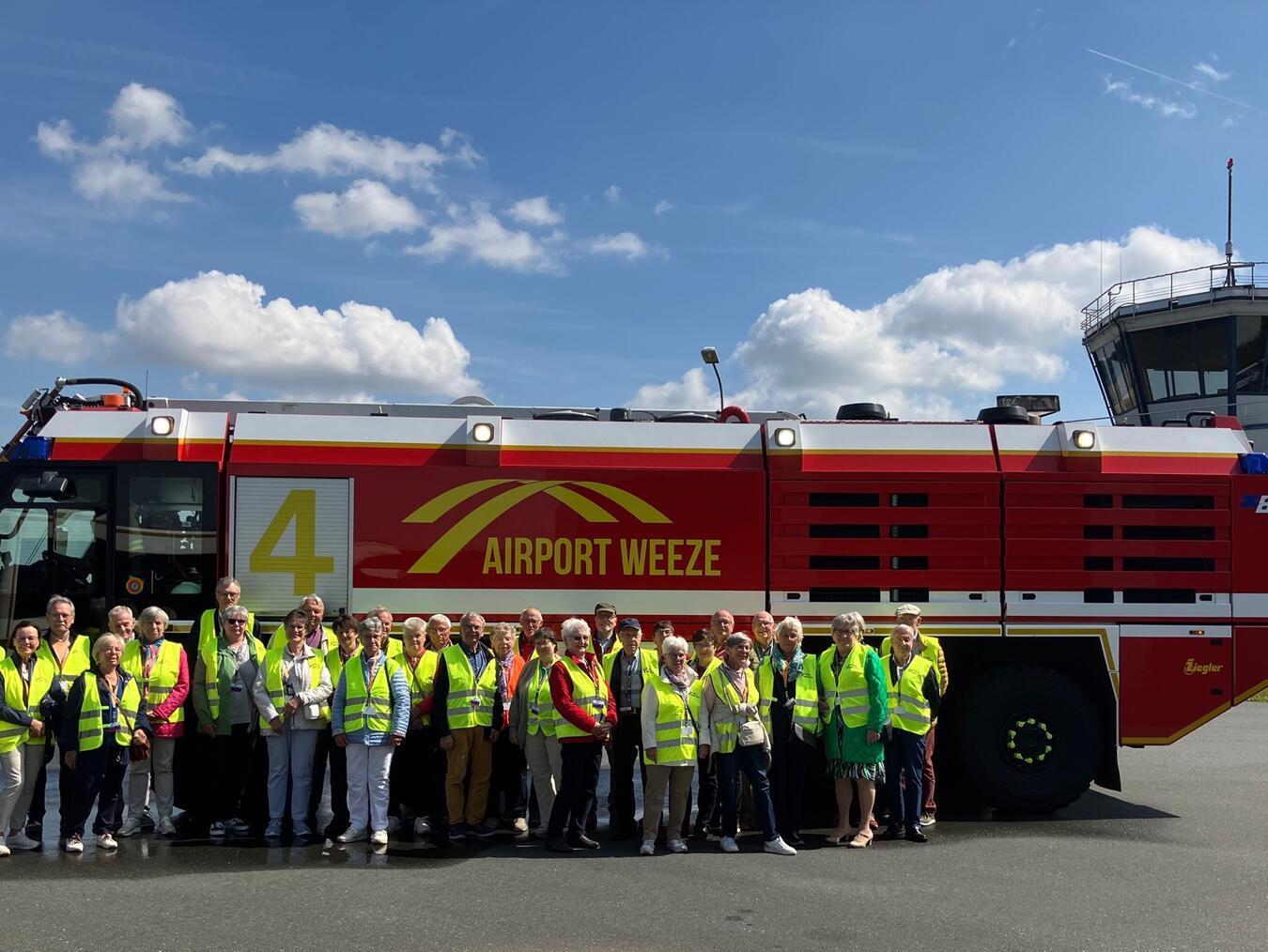 Große Aufmerksamkeit erzielte unter den Anwesenden die Besichtigung Flughafenfeuerwehr. Foto: SU Kalkar/Uedem