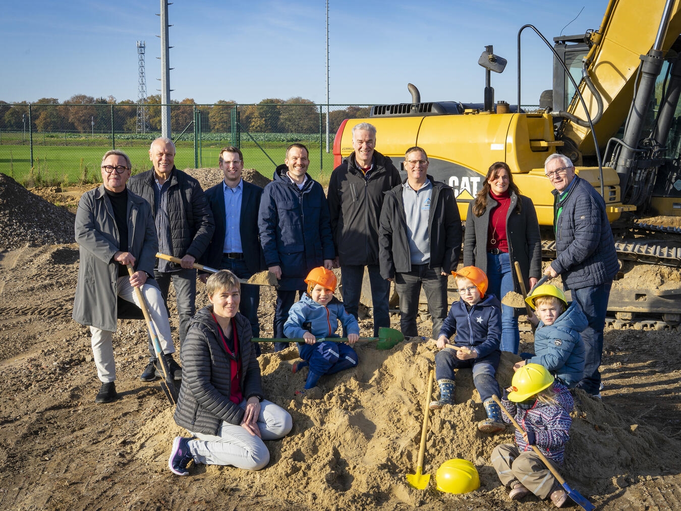 Große Freude bei allen Beteiligten: Endlich konnte der symbolische Spatenstich vorgenommen und der Baustart für den neuen Kindergarten gefeiert werden.NN-Foto: Gerhard Seybert