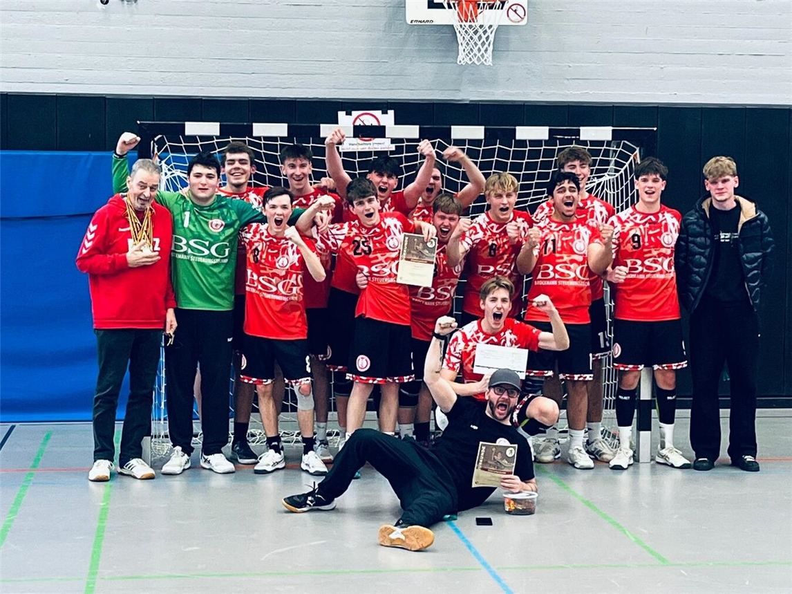 Vorstand des Uedemer TuS feiert Handball-Meisterschaft mit Trainer Christian Henkel und Fritz Sill.