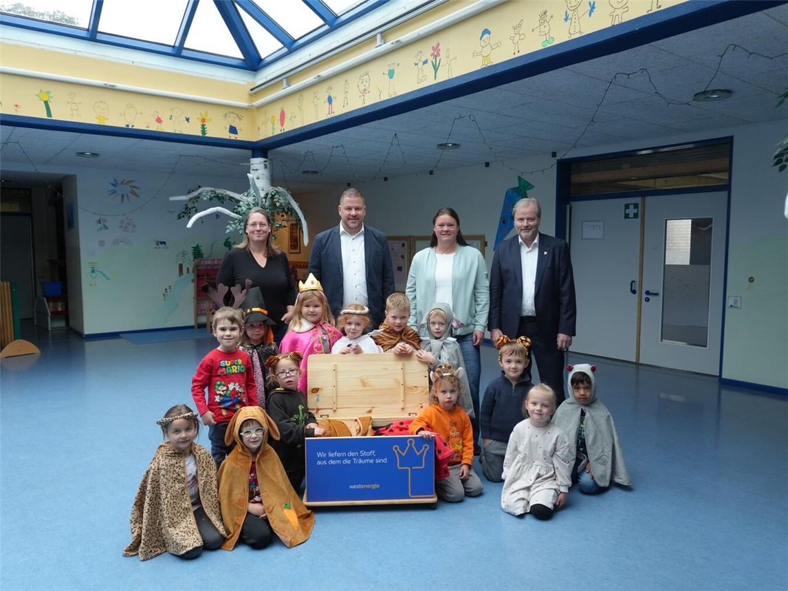 Große Freude in der inklusiven Kindertagesstätte Lebensgarten in Uedem: Mit der neuen Theaterkiste von Westenergie können die Kinder in fantasievolle Rollen schlüpfen und spielerisch Kreativität sowie soziale Fähigkeiten entfalten. Foto: Westenergie