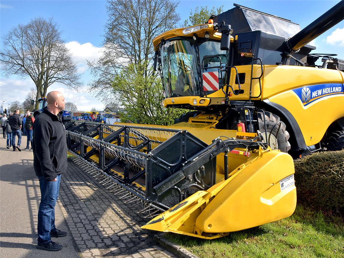 Große Maschinen gehören zur Gewerbemesse in Rees. NN-Foto (Archiv): RD