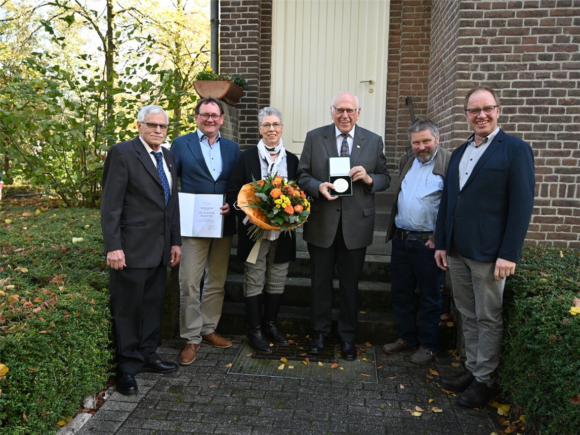Silberne Kammerplakette für Josef van de Sand Große Verdienste um die Landwirtschaft gewürdigt: Josef van de Sand aus Kleve (M., neben seiner Ehefrau Louise van de Sand) wurde von Vizepräsident Oliver Beitzel (2. v. l.) mit der Silbernen Plakette der Landwirtschaftskammer NRW ausgezeichnet. Zu den Gratulanten zählten Kleves Kreislandwirt Wilhelm Hellmanns (r.), dessen Vorgänger Josef Peters (l.) und Kreisgeschäftsführer und Riswick-Leiter Dr. Franz-Josef Stork (2. v. r.).Foto: LKW NRW