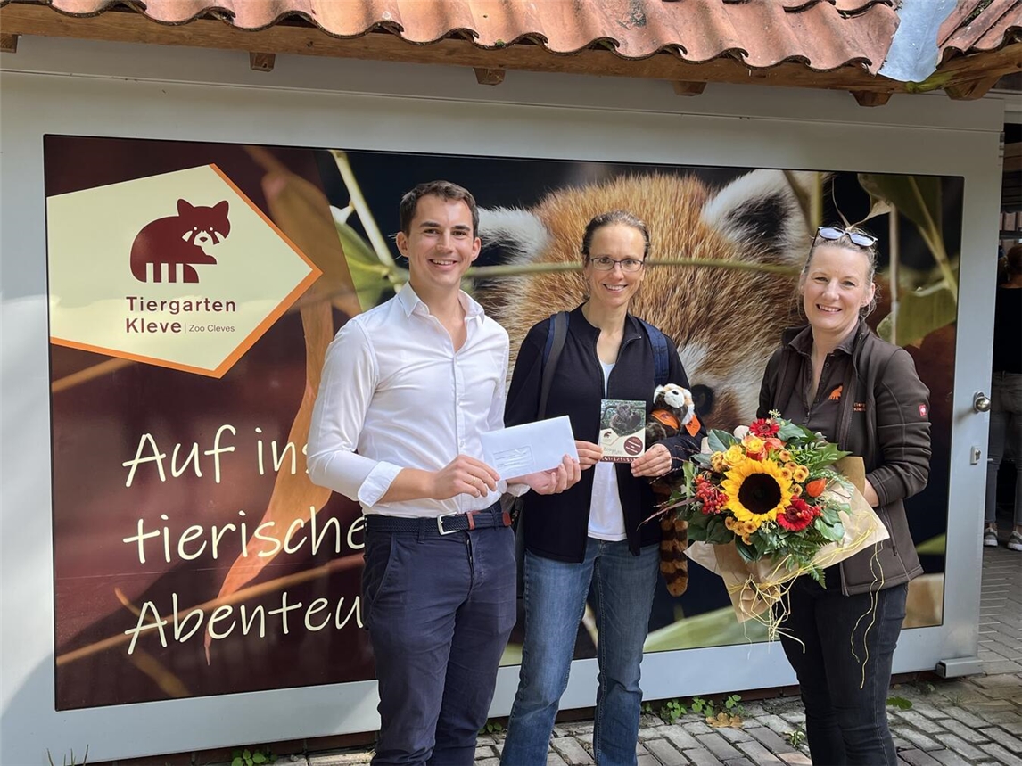 Großer Bahnhof für die 100.000. Besucherin des Jahres 2025 (v.l.): Martin Polotzek, Martina Kunze und Sonja Struckmeyer. Foto: Tiergarten Kleve