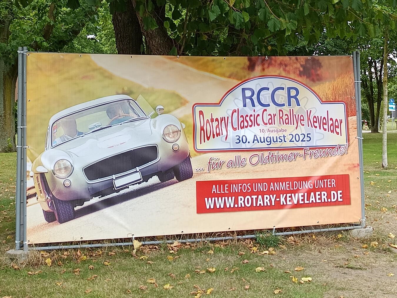 Großflächige Banner weisen an verschiedenen Orten in Kevelaer auf die Jubiläums-Ausfahrt hin. Foto: privat