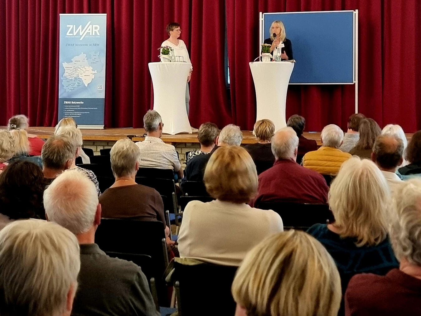 "Gründungsveranstaltung im Gocher Kastell, Menschen versammelt, feierliche Stimmung, Foto von Jennifer Uhlenbruch"