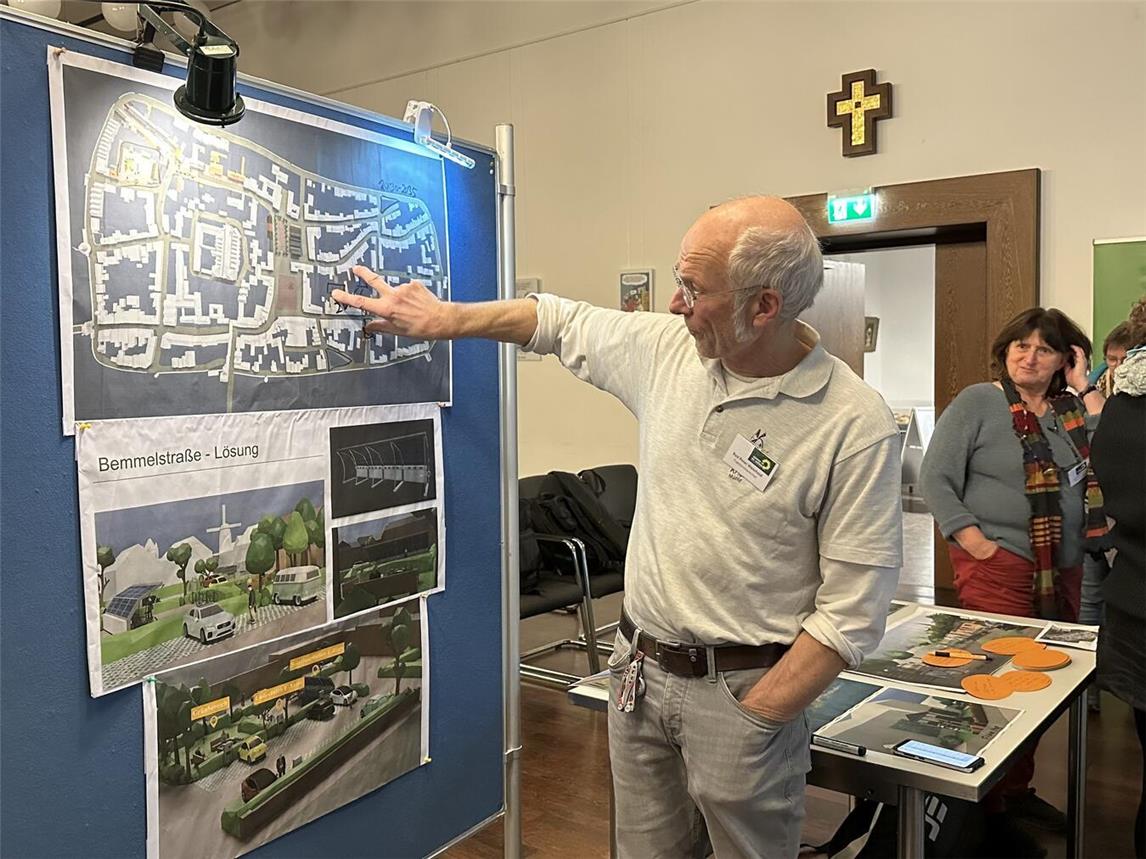 Grünen-Fraktionsvorsitzender Peter Weichold erklärt an einer Karte der Xantener Innenstadt, welche Parkplätze zuerst umgestaltet werden könnten. NN-Foto: SP