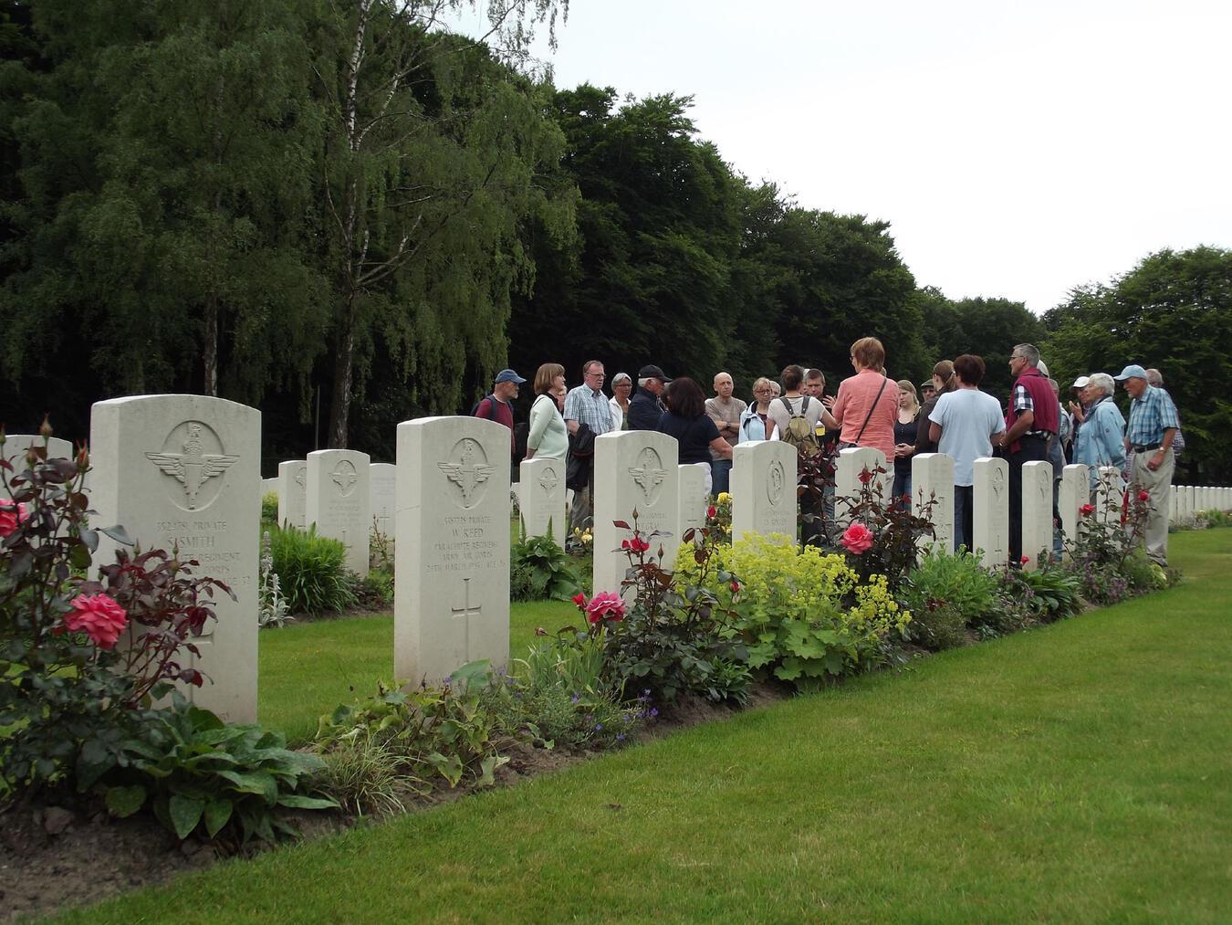 Führung „Der Britische Ehrenfriedhof“ Gruppe auf dem Ehrenfriedhof. Foto: WTM