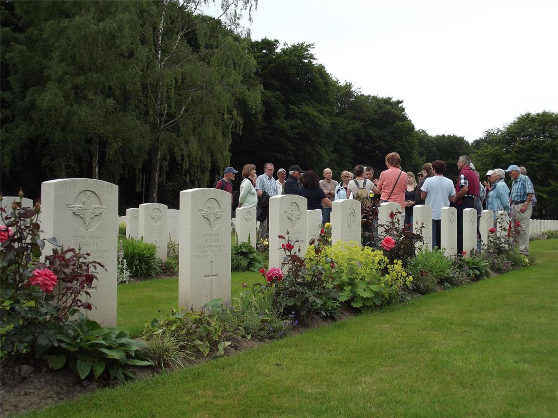Gruppe auf dem Ehrenfriedhof. Foto: WTM