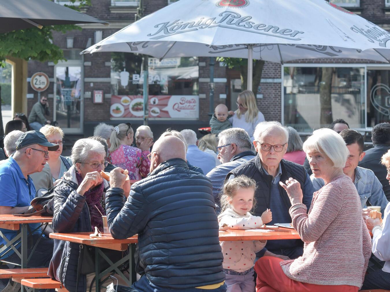 Gruppen, Freundeskreise, Mannschaften und Familien kommen an Vatertag auf den Eltener Markt. NN-Foto: Rüdiger Dehnen (Archiv)