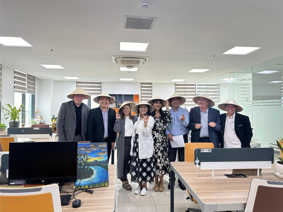 Gruppenbild in Vietnam: Ludwig Schweers (2. v. r.) , seine Gutachterkollegen und Angehörige der Universität in Ho-Chioo-Minh-Stadt. Foto: privat