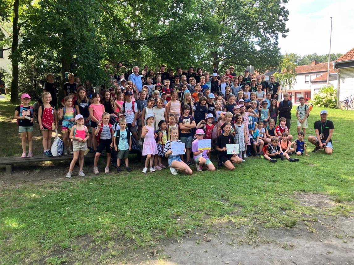 Gruppenbild mit Bürgermeister.. Vorn (von links nach rechts) die drei Gewinnerinnen mit ihren Bildern: Laura Bouwman, Lea Thissen und Sara Saric.Foto: Gemeinde Kranenburg.
