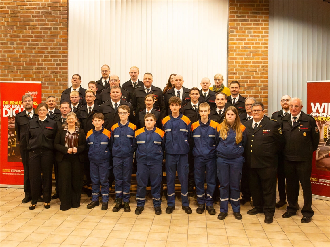 Gruppenbild mit den Geehrten, Ernannten, Beförderten, Bestallten und den neuen Jugendfeuerwehrmitgliedern. 