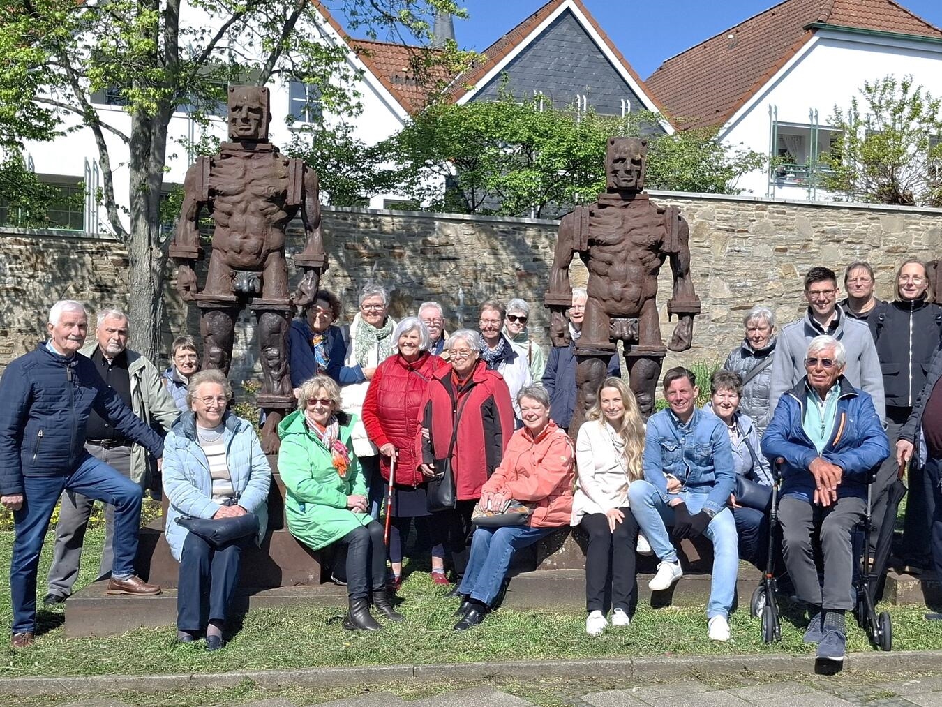 Gruppenbild mit Eisenmännern-Skulpturen von Zbignjew Fraczkiewicz vor Hattinger Stadtbefestigung, Kunstinstallation.